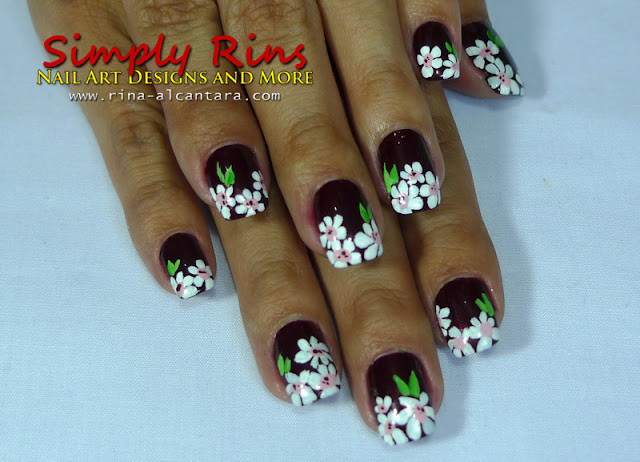 nail art with white flowers